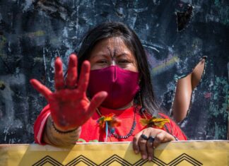 Imagem colorida. Alessandra Munduruku, uma das principais lideranças indígenas do Brasil, durante a II Marcha das Mulheres Indígenas: Reflorestamentos, Corpos e Corações para a cura da terra. Brasília, 2021. Foto: Edgar Kanaykõ Xakriabá