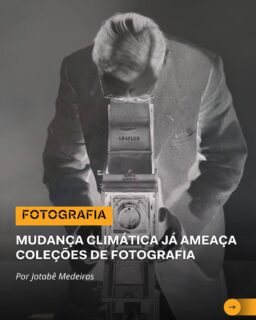 FOTOGRAFIA | Instituições europeias identificam a necessidade de mudar protocolos de manutenção, exibição, armazenamento e preservação de fotos históricas ou artísticas à medida que aumentam casos de deterioração por conta do aquecimento global.
Conversamos com a britânica Anita Bools, Conservadora Nacional Sênior de Papel e Fotografia do National Trust do Reino Unido, que acompanha com especial interesse as questões dos efeitos das mudanças climáticas nas coleções de fotografia.
O National Trust participou, em Belém, da COP30, a Conferência do Clima, de dois painéis: Culture at the Heart of Climate Policy and Action - A Collective Effort (Mutirão) e Cultural Power for Climate Action: Storytelling, Heritage & the Creative Industries.
📌Leia o texto completo de Jotabê Medeiros (@jotabemedeiros) para a edição #73, que está excepcionalmente aberta para todos os leitores, pelo link na bio (@artebrasileiros).
Imagem 1: Autorretrato do fotógrafo Edward Hardman (nitrato de celulose negativo)
Imagem 2: Impressões coloridas modernas secando após serem lavadas novamente depois da inundação em Avebury Manor. Foto de Anna Barnes