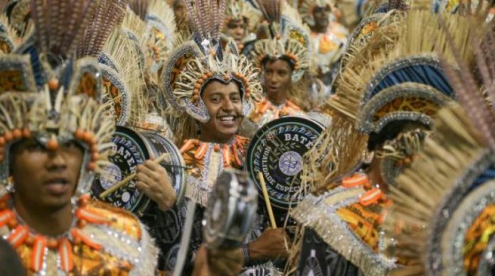 Above, the samba school Acadêmicos do Tatuapé (Photo- Paulo Pinto : LIGASP)