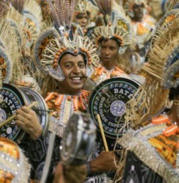Acima, a escola de samba Acadêmicos do Tatuapé (Foto- Paulo Pinto : LIGASP)