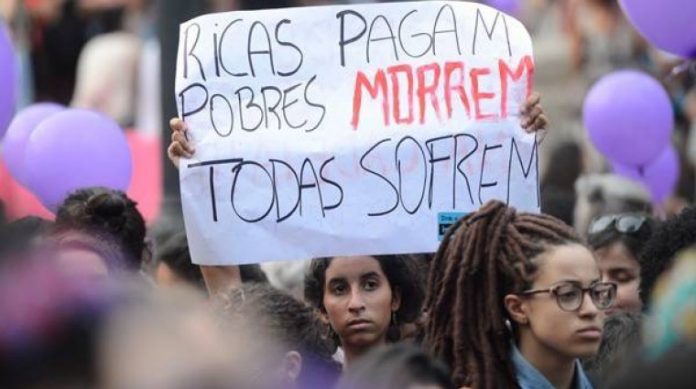 Manifestação de mulheres pela legalização do aborto no Rio de Janeiro, em 2016.