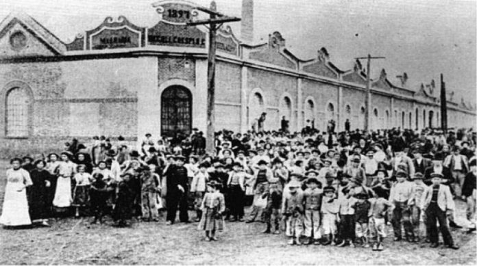 Strikers in front of Crespi, the first factory to stop in 1917 (Photo: reproduction)