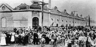 Grevistas em frente à Crespi, a primeira fábrica a parar em 1917 (Foto: reprodução)