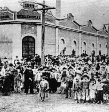 Grevistas em frente à Crespi, a primeira fábrica a parar em 1917 (Foto: reprodução)