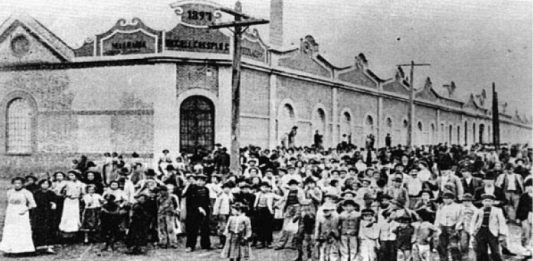 Grevistas em frente à Crespi, a primeira fábrica a parar em 1917 (Foto: reprodução)