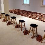 Hector Zamorra Capa-Canal. Performance-500 telhas feitas nas coxas