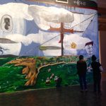 Obra feita especialmente para a 11ª Bienal do Mercosul que reflete as viagens oceânicas com caravelas, navios negreiros, cotidiano da escravidão no Brasil.