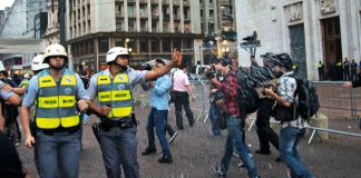 açao e reação Polícia paulista reprimiu os primeiros quatro atos, usando spray de pimenta, bombas de efeito moral e balas de borracha