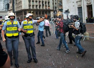 açao e reação Polícia paulista reprimiu os primeiros quatro atos, usando spray de pimenta, bombas de efeito moral e balas de borracha
