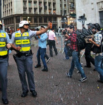 A primeira greve selvagem metropolitana no Brasil maior açao e reação Polícia paulista reprimiu os primeiros quatro atos, usando spray de pimenta, bombas de efeito moral e balas de borracha