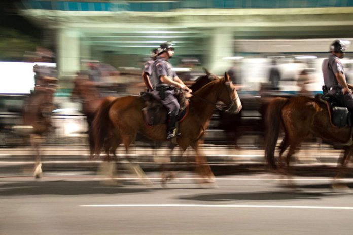 Cena Cavalaria da PM ocupa parte da Avenida Paulista, São Paulo, no dia 11 de junho