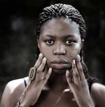 Ntando Cele: “Não estou aqui para ser negra” “Ntando tinha 10 anos quando Nelson Mandela saiu da prisão, em 1990, e assumiu a liderança política da África do Sul. Ela foi da primeira geração de crianças negras sul-africanas a entrar na escola dos brancos”. Foto- Divulgação