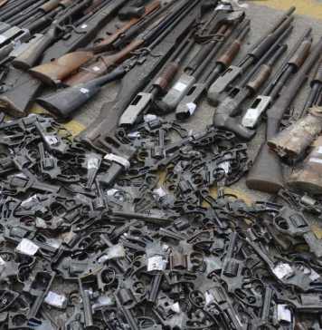 Rio de Janeiro - A Polícia Federal e o Exército realizam procedimento de destruição de aproximadamente 4000 armas recolhidas pela PF nos últimos dois anos (Tânia Rêgo:Agência Brasil)