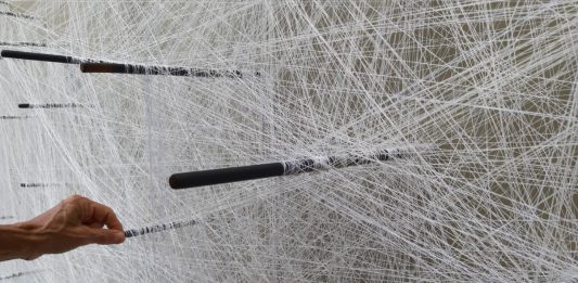 Instalação de Edith Derdyk cria tramas, conexões e tessituras no Sesc Ipiranga