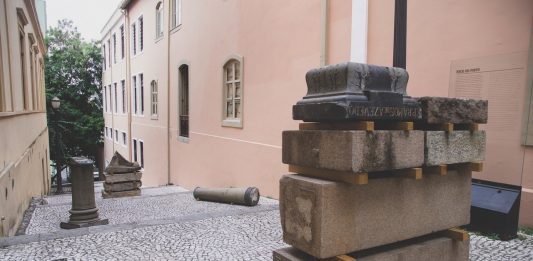 Giselle Beiguelman contra a barbárie e a indiferença