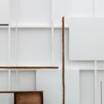 Retrospectiva leva 50 obras de Fernanda Gomes à Pinacoteca de SP