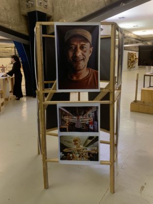 Peça da exposição Ratos e Urubus - A foto mostra a foto de um do artesãos do Coletivo Cupins das Artes, que construíram a símile do "Cristo Mendigo" para a exposição
