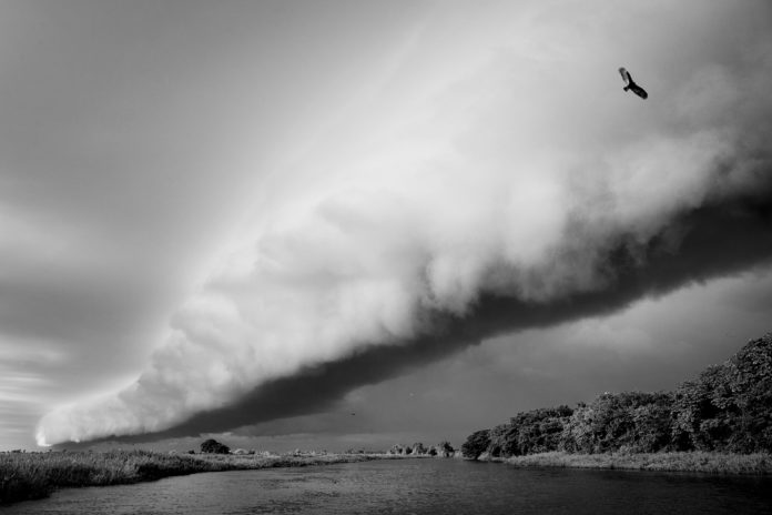 Foto de uma tempestade sobre o Rio Touro Morto no Mato Grosso do Sul, durante o período de das chuvas no Pantanal. Por Luciano Candisani