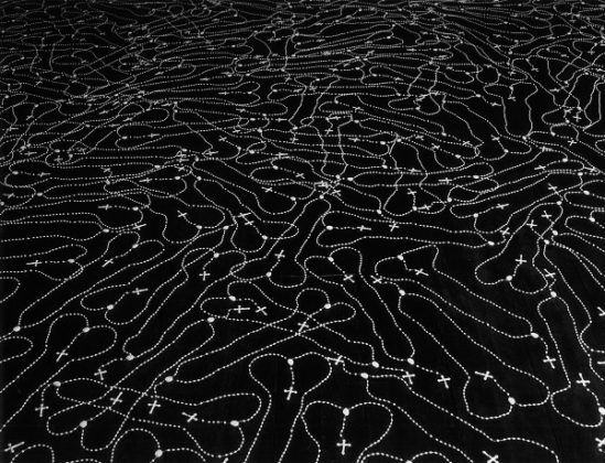 Piece from the exhibition Ratos e Urubus - The photo shows the installation "Drawing with rosaries" by Márcia X where the artist draws a series of phalluses using Catholic rosaries