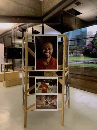 Piece from the exhibition Ratos e Urubus - The photo shows the photo of one of the artisans of the Coletivo Cupins das Artes, who built the simile of the "Cristo Mendigo" for the exhibition