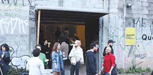 People at the entrance of Atelie397, in Pompeii, at the opening of the exhibition Que Barra!, in 2018.