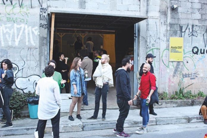Atelier 3973 People at the entrance of Atelie397, in Pompeii, at the opening of the exhibition Que Barra!, in 2018.