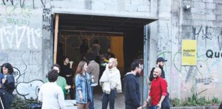 Pessoas na entrada do Atelie397, na Pompeia, na abertura da exposição Que Barra!, em 2018.
