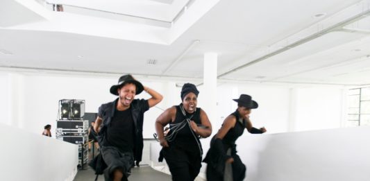 Um exercício muito íntimo Performance do artista sul-africano Neo Muyanga