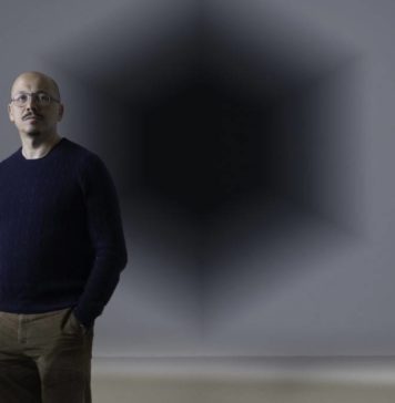 Iran do Espírito Santo em frente à sua obra “Recuo Hexagonal” (2006).