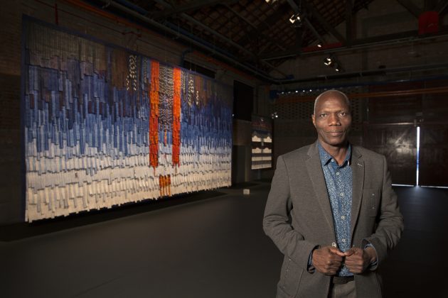 O artista Abdoulaye Konaté, que é tema do documentário que estreiou a plataforma Videobrasil Online