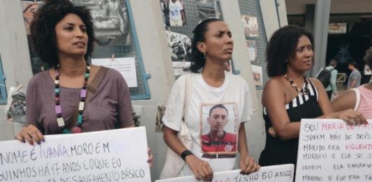 Scene from the movie "Auto da Resistencia" by Natasha Neri and Lula Carvalho. In the scene, Marielle Franco, a councilor murdered in Rio on March 14, 2018, next to the mothers of young people killed by the police. The film is one of those exhibited by Sesc within the É Tudo Verdade Festival.