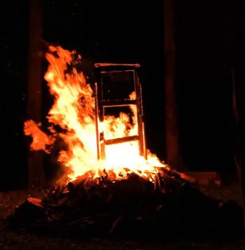 Trecho do vídeo "The Clopen Door", que compõe a obra "Noite de abertura" de Thiago Rocha Pitta, exposta no MAM Rio