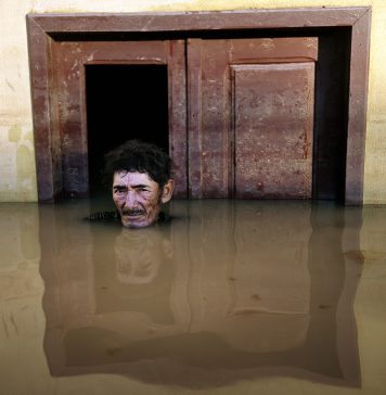 Gideon Mendel Submerged Portraits oão Pereira de Araújo, Rio Branco, Brazil, March 14, 2015.