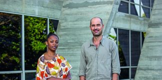 Keyna Eleison e Pablo Lafuente, curadores do MAM Rio, em frente ao museu