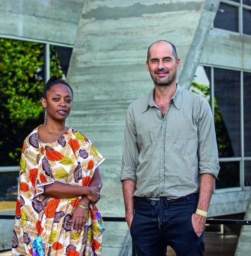 “Desverticalizar” o museu Keyna Eleison e Pablo Lafuente, curadores do MAM Rio, em frente ao museu