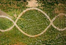The land art by the Italian Michelangelo Pistoletto, now finished, with 20 tons of stones, finds a permanent place at the Festival Arte Serrinha, in Bragança Paulista.