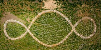 A land art do italiano Michelangelo Pistoletto, agora finalizada, com 20 toneladas de pedras, encontra lugar permanente no Festival Arte Serrinha, em Bragança Paulista.