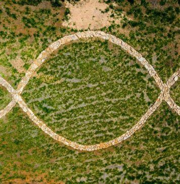 A land art do italiano Michelangelo Pistoletto, agora finalizada, com 20 toneladas de pedras, encontra lugar permanente no Festival Arte Serrinha, em Bragança Paulista.