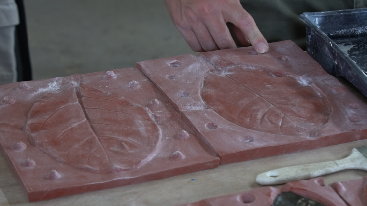 Matriz de silicone utilizada para a confecção das folhas de cerâmica da instalação "Rejeito", de Marcelo Moscheta