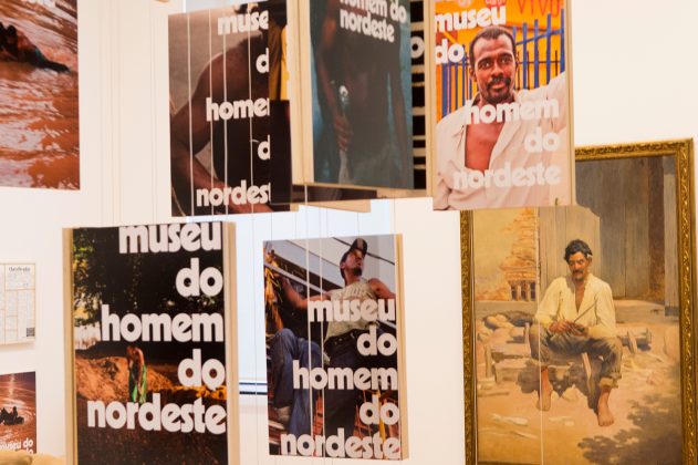 À frente, instalação de Jonathas de Andrade, ao fundo tela de Almeida Junior. Foto: Levi Fanan/Acervo da Pinacoteca do Estado de São Paulo