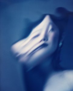 "Azul Profundo II', do duo Takeuchiss, representado pela Pisicina, plataforma para mulheres artistas, no SP-Foto VR