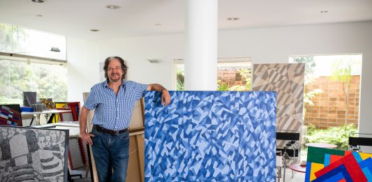 Revisitando a obra de Claudio Tozzi Claudio Tozzi em seu estúdio, ao lado da obra "Chuva"