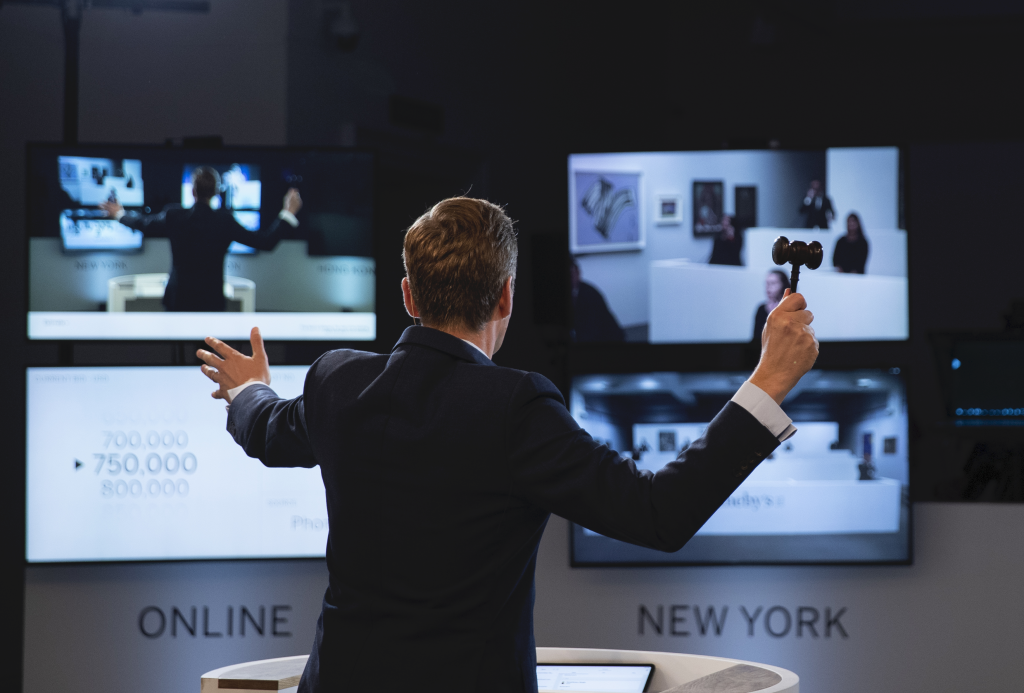 Previsões 2021. O leiloeiro Oliver Barker presidindo os leilões eletrônicos globais da Sotheby's. Cortesia da Sotheby's.