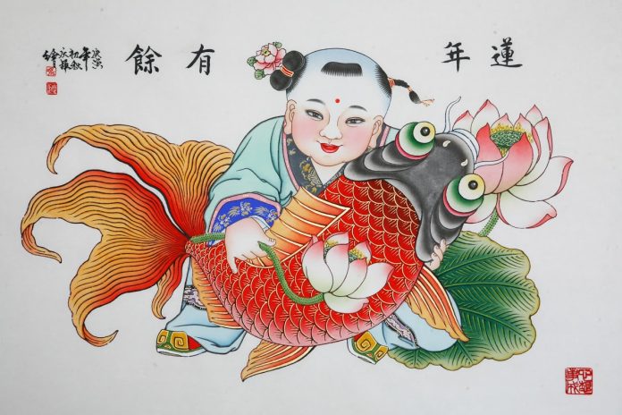 Ano Novo Lunar. Pintura em madeira feita por Feng Qingju. A obra adota técnicas da xilogravura e da pintura manual. A temática da criança segurando a carpa transmite desejos de boa fortuna, felicidade e uma longa vida. Foto: coleção da China Intangible Heritage Industry Alliance / Google Arts & Culture.