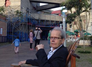 Guy Brett no Sesc Pompeia, em São Paulo, obra projetada pela arquiteta Lina Bo Bardi. Foto: Alexia Tala.