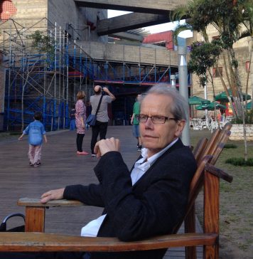 Guy Brett: uma vida “ordinária” extraordinária Guy Brett no Sesc Pompeia, em São Paulo, obra projetada pela arquiteta Lina Bo Bardi. Foto: Alexia Tala.