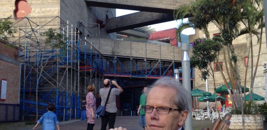 Guy Brett: an extraordinary “ordinary” life Guy Brett at Sesc Pompeia, in São Paulo, a work designed by architect Lina Bo Bardi. Photo: Alexia Tala.