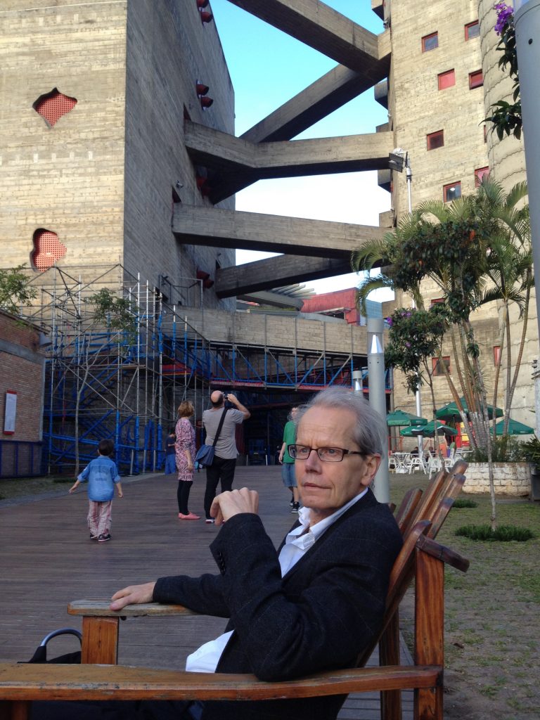 Guy Brett no Sesc Pompeia, em São Paulo, obra projetada pela arquiteta Lina Bo Bardi. Foto: Alexia Tala.