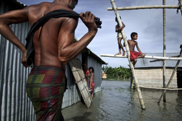 Em razão da Cúpula do Clima 2021, relembramos seu trabalho "A tempestade que se aproxima", que denuncia a inércia dos líderes mundiais ao documentar os efeitos danosos da mudança climática em Bangladesh, uma década atrás
