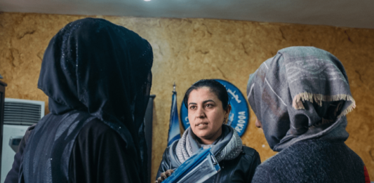 Leila Mustafa, em foto de Jean-Matthieu Gautier, durante as gravações de "9 Dias em Raqqa". Foto: Divulgação É Tudo Verdade.